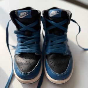 Jordan retro 1 marina blue.